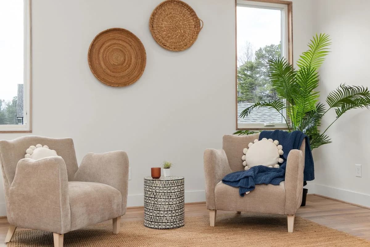 Un salon lumineux aux fauteuils en lin, bois clair et matières naturelles